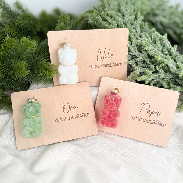 Holzkarte mit Weihnachtskugel Gummibär