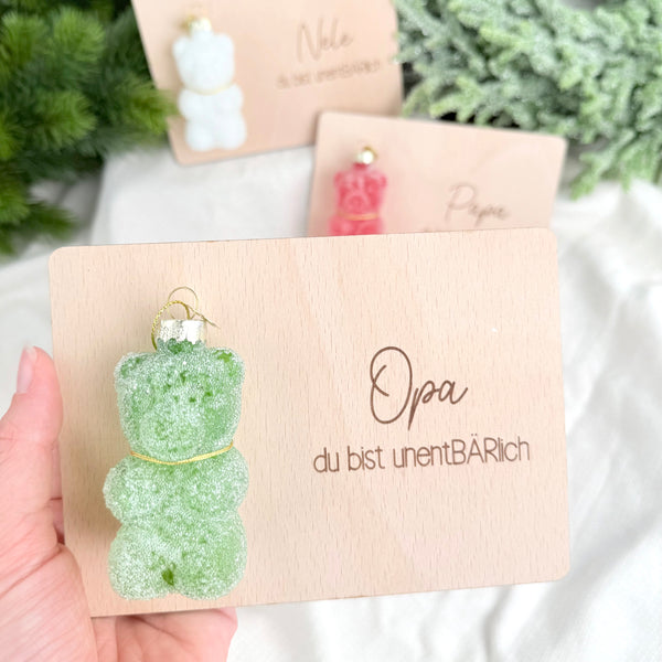 Holzkarte mit Weihnachtskugel Gummibär