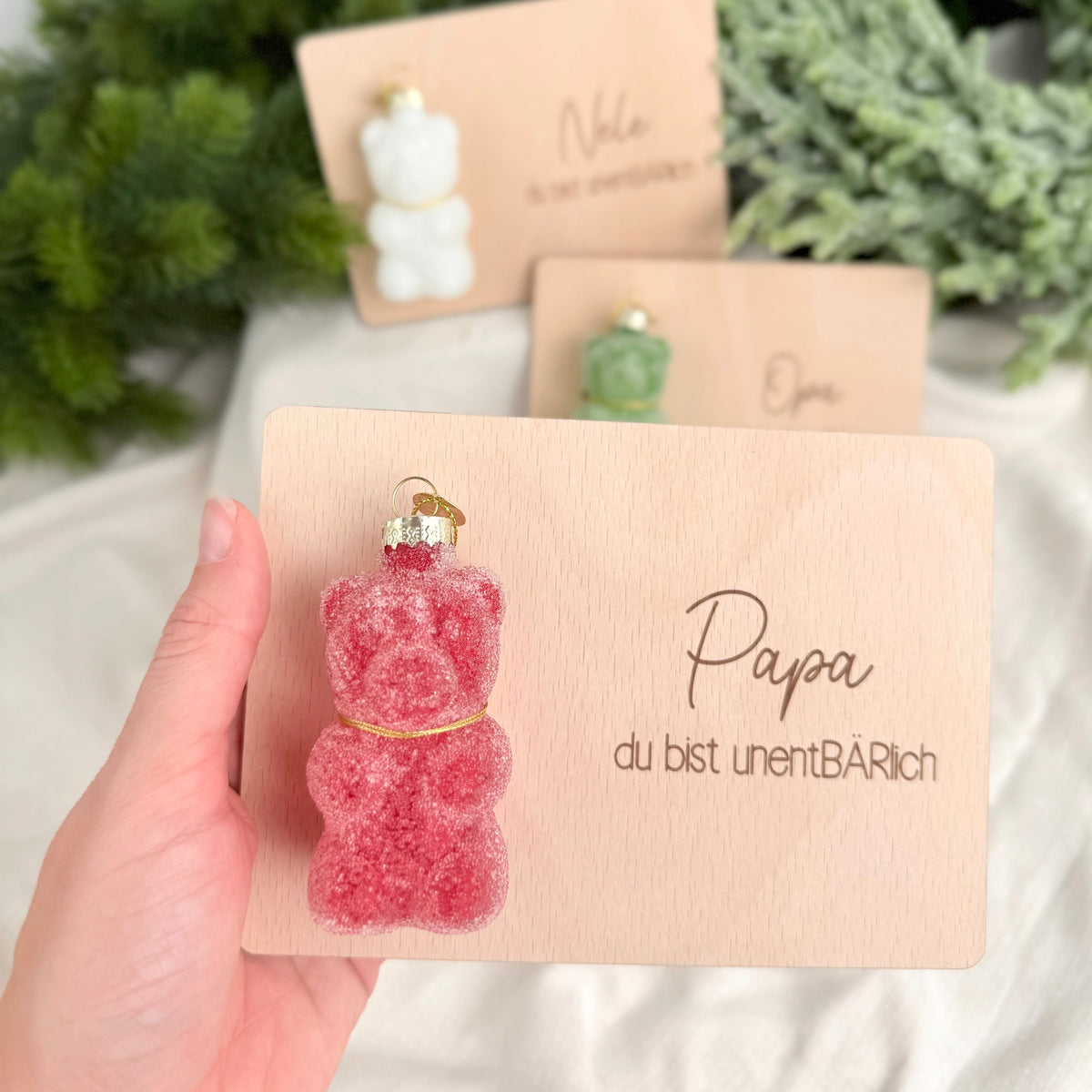 Holzkarte mit Weihnachtskugel Gummibär