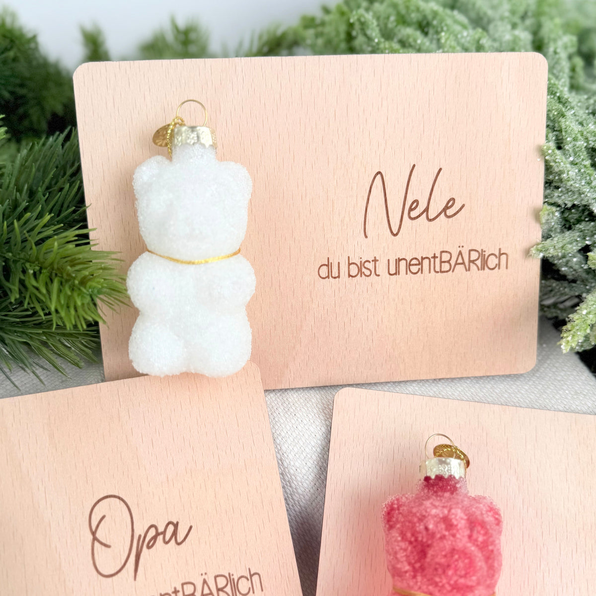 Holzkarte mit Weihnachtskugel Gummibär