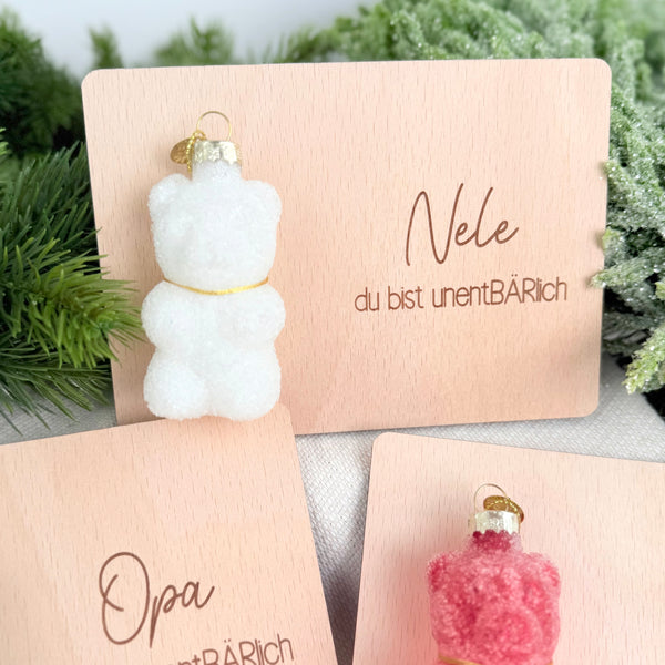 Holzkarte mit Weihnachtskugel Gummibär