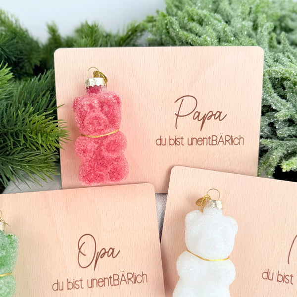 Holzkarte mit Weihnachtskugel Gummibär