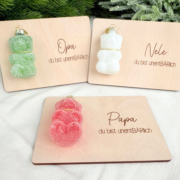 Holzkarte mit Weihnachtskugel Gummibär