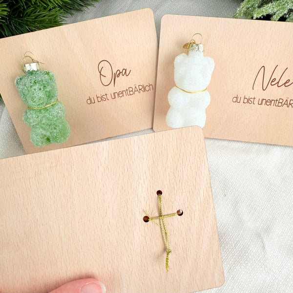 Holzkarte mit Weihnachtskugel Gummibär