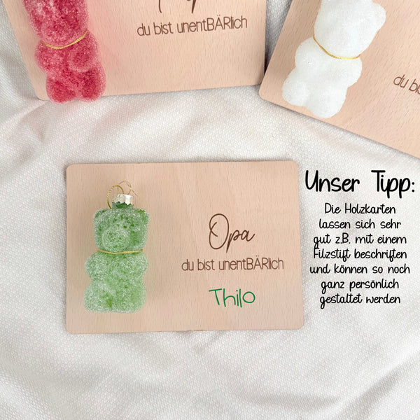 Holzkarte mit Weihnachtskugel Gummibär